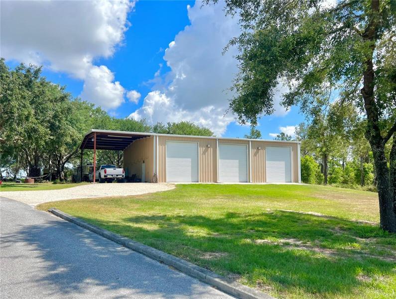 huge 3 bay garage/workshop/barn w/ approx 4000 sq ft