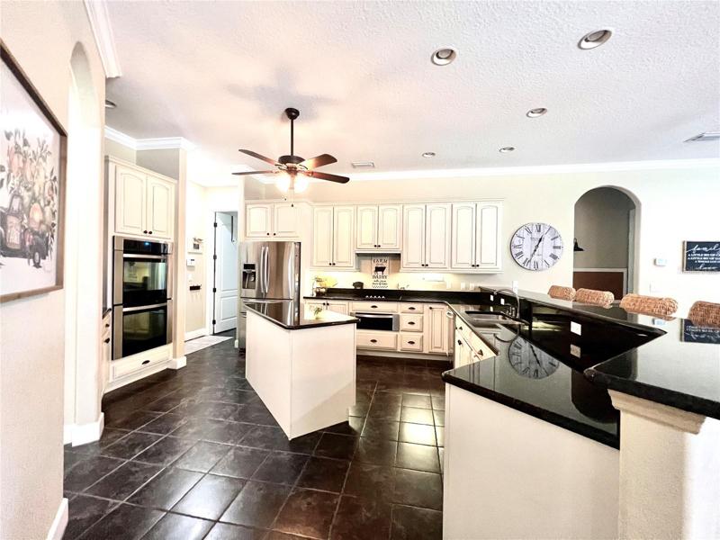 Kitchen w/ bi-level bar w/ granite countertops