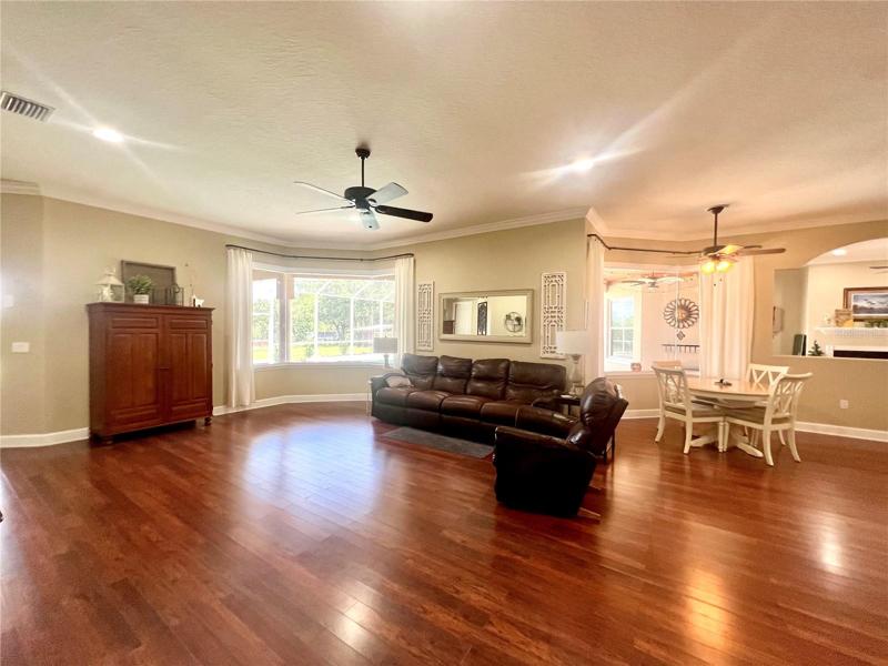 Spacious family rm w/ room for everyone to gather