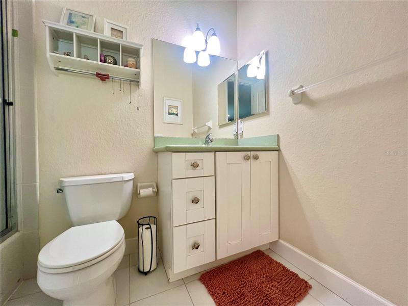 2nd bathroom w/ tub & shower combo