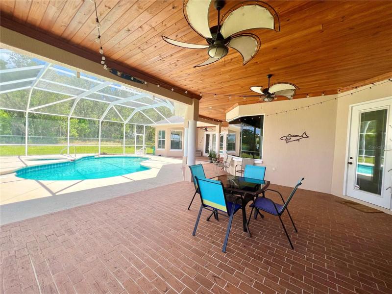 Covered screened patio area great for entertaining