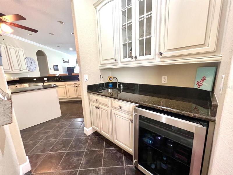 wet bar w/ bar fridge
