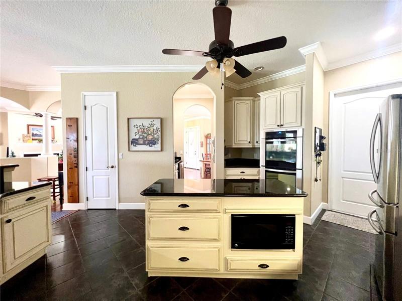 Kitchen w/ island countertop