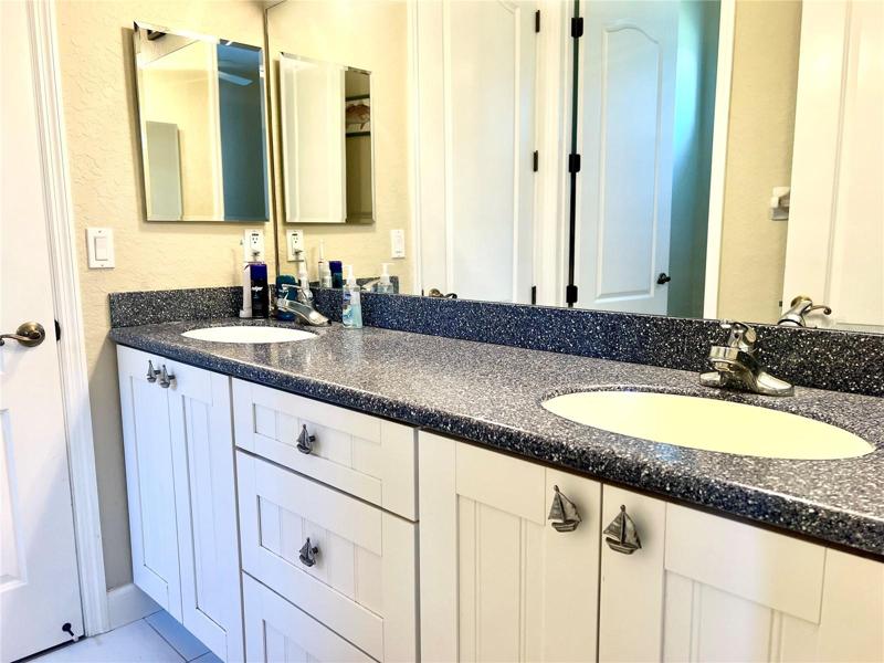 3rd bathroom w/ dbl sinks & step-in shower