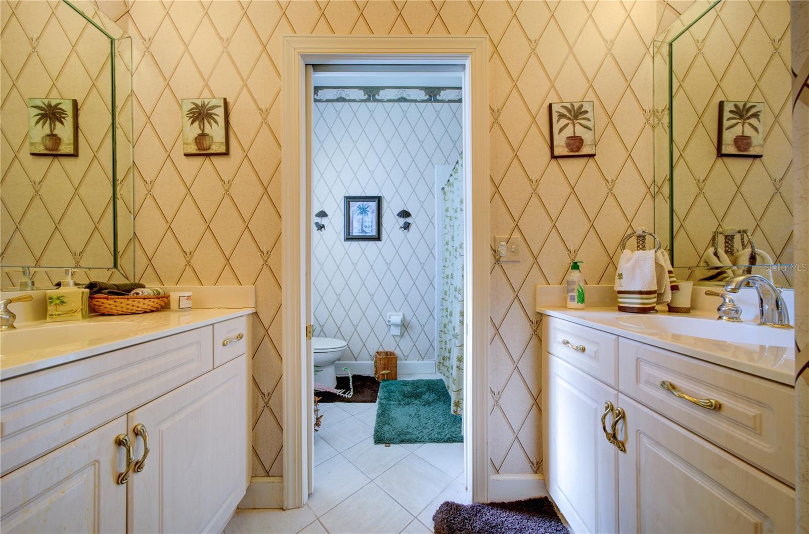 Full guest bath/pool bath