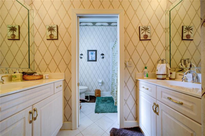 Full guest bath/pool bath