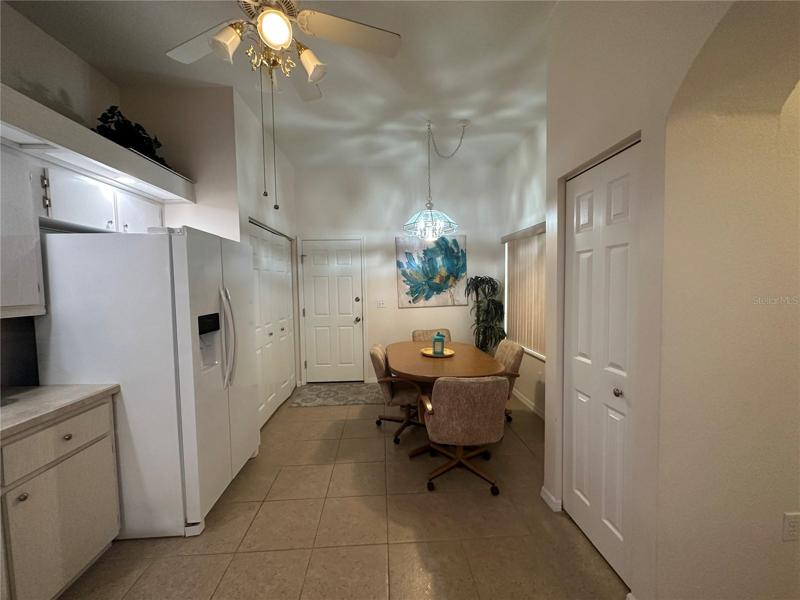 Kitchen & eat in area