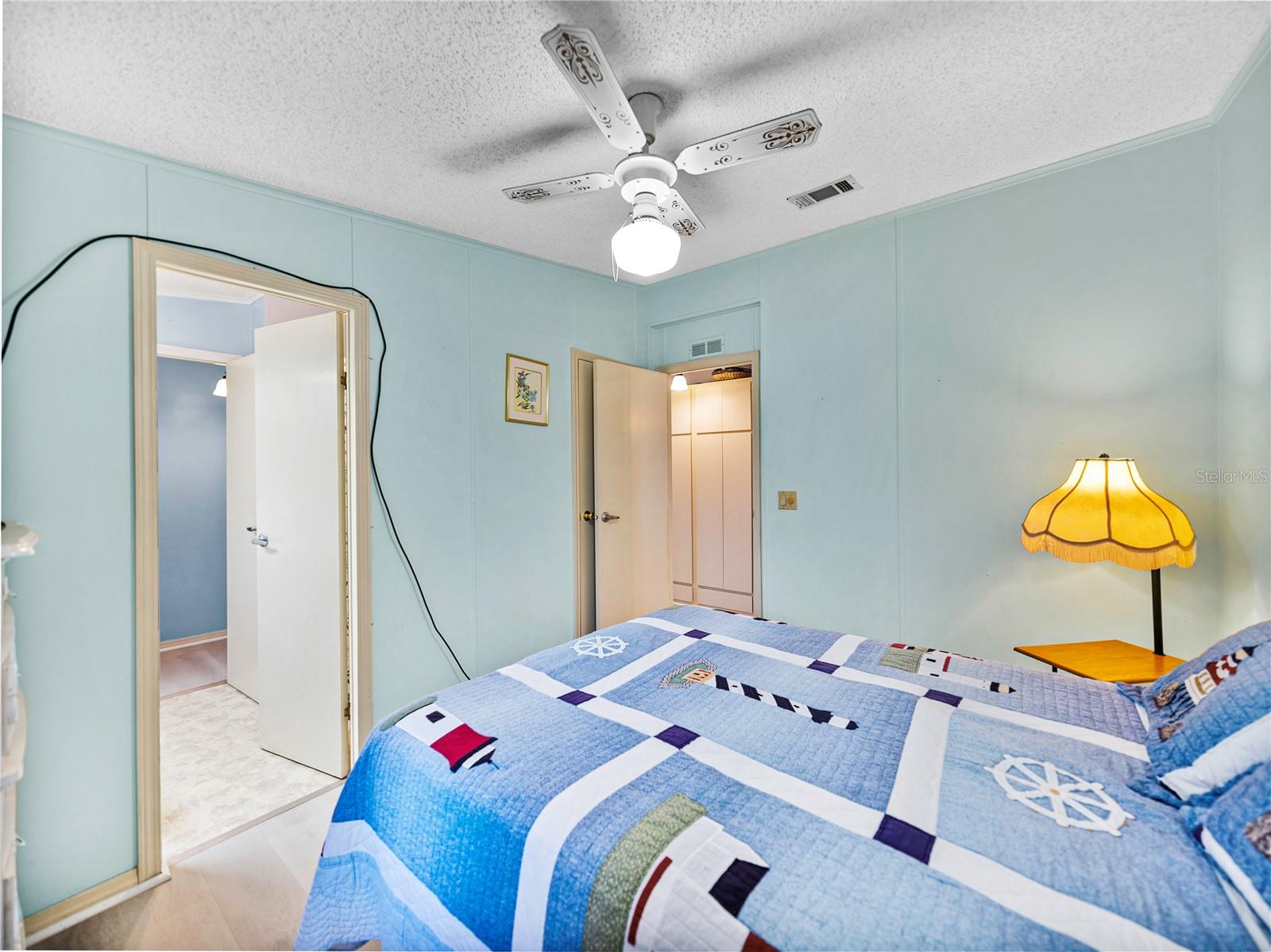 2nd bathroom w/ shower/tub
