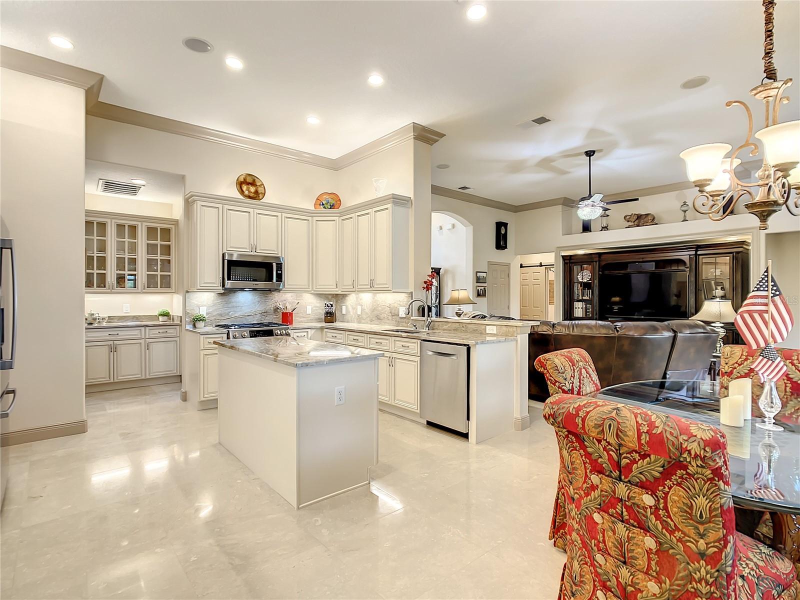 BEAUTIFULY REMODELED CUSTOM KITCHEN