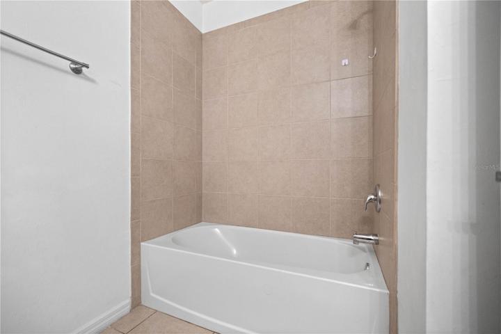 Guest bathroom Tub/shower