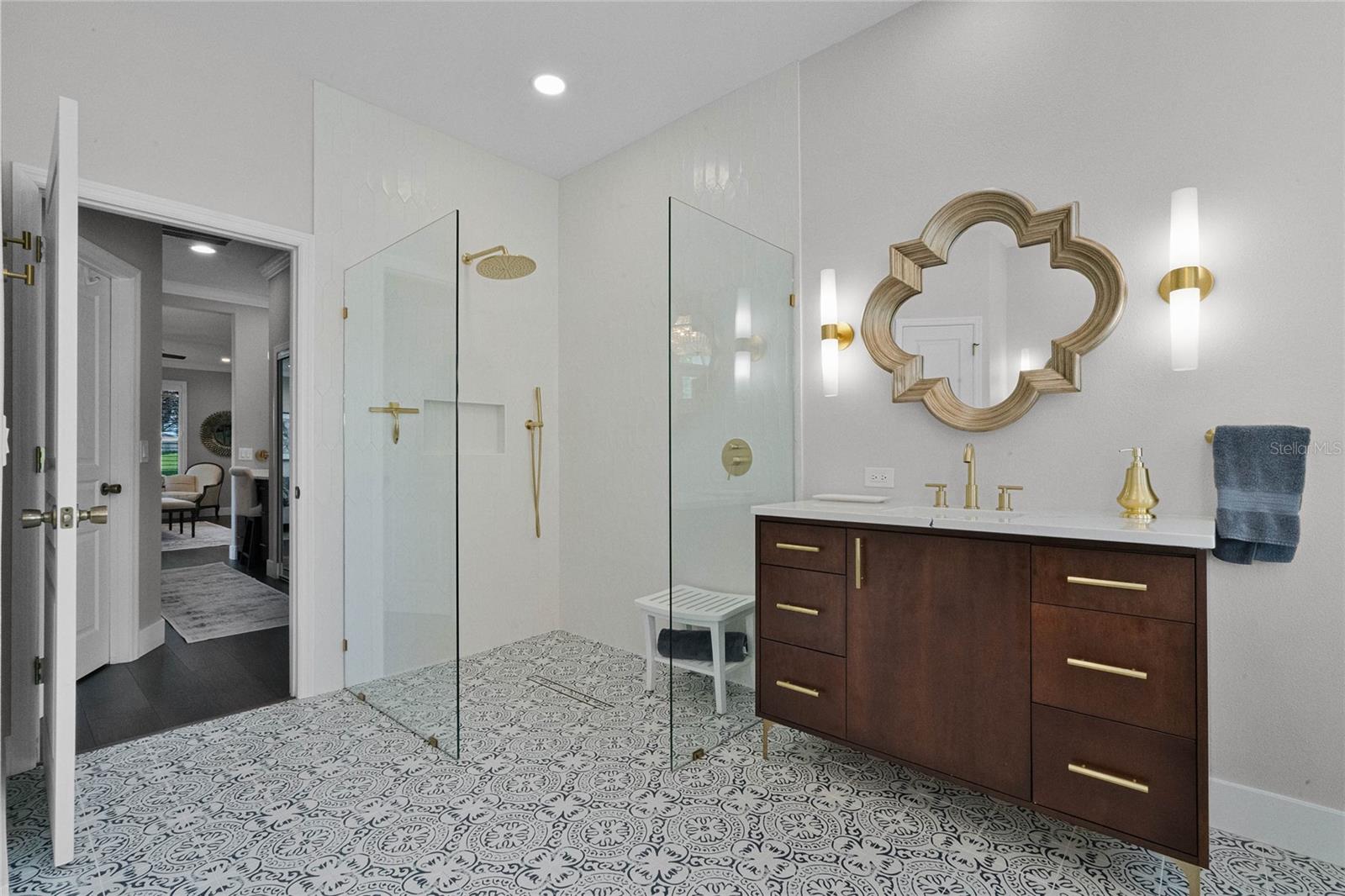 FRAMELESS SHOWER W/RAIN SHOWERHEAD & WAND.