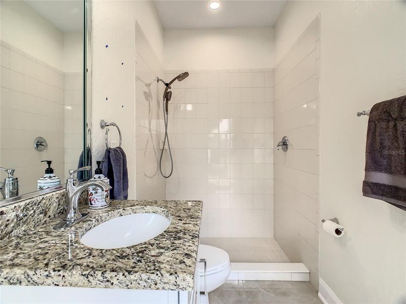 3 rd bathroom / Pool entrance