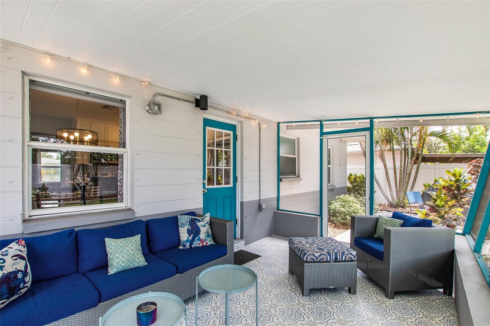 Beautifully tiled lanai