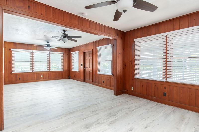 Villa - entryway with natural light