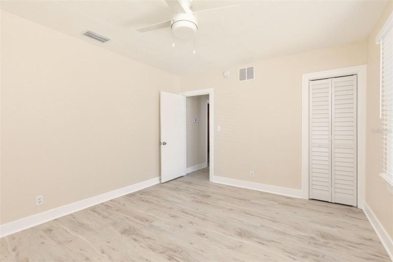 Villa - Bedroom 2 Entryway
