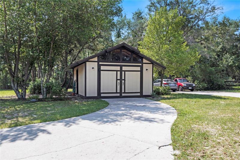 1 car garage/storage