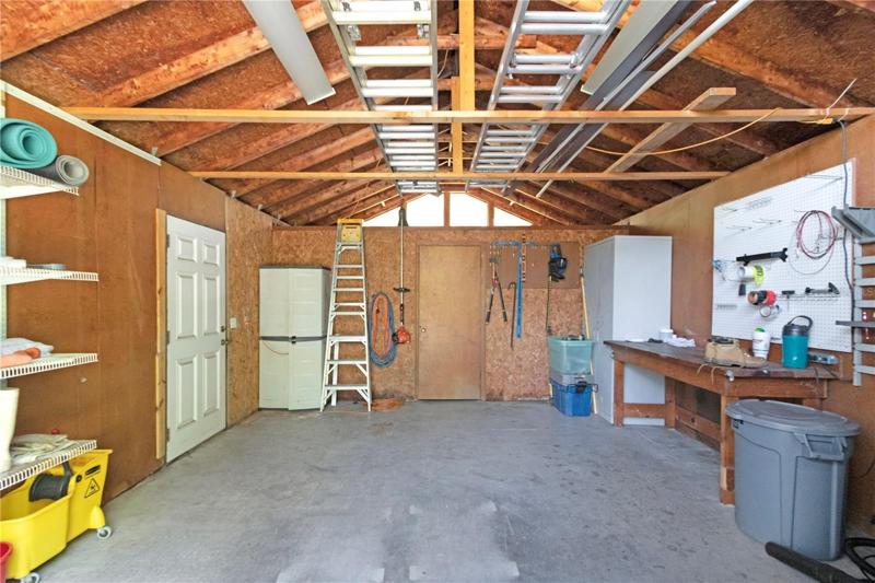 1 car garage/storage