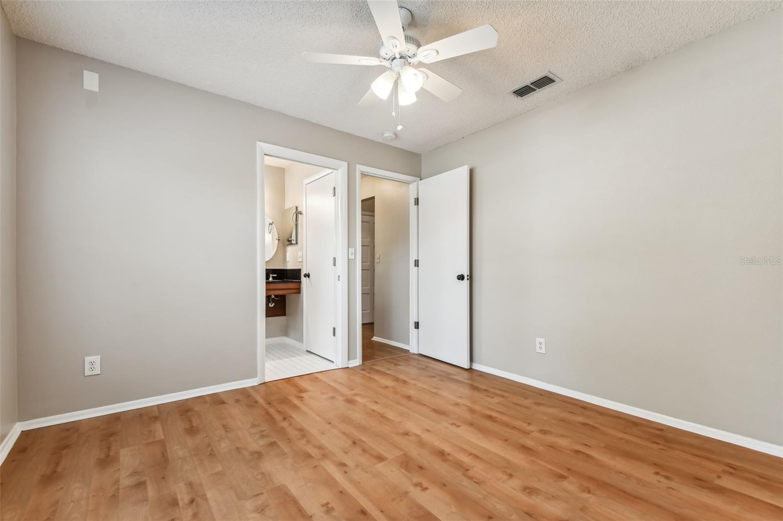 Connecting door to bathroom in bedroom 2.