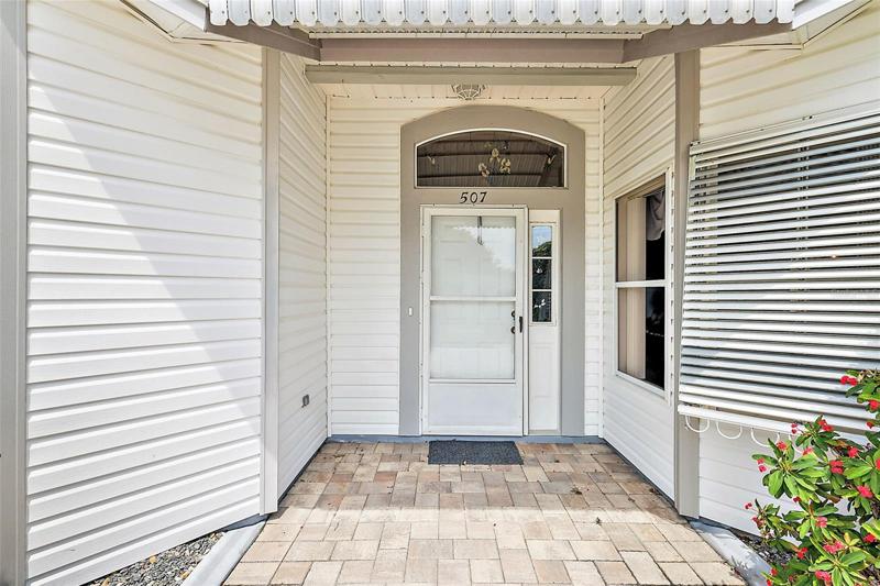 Covered front entrance w/storm door