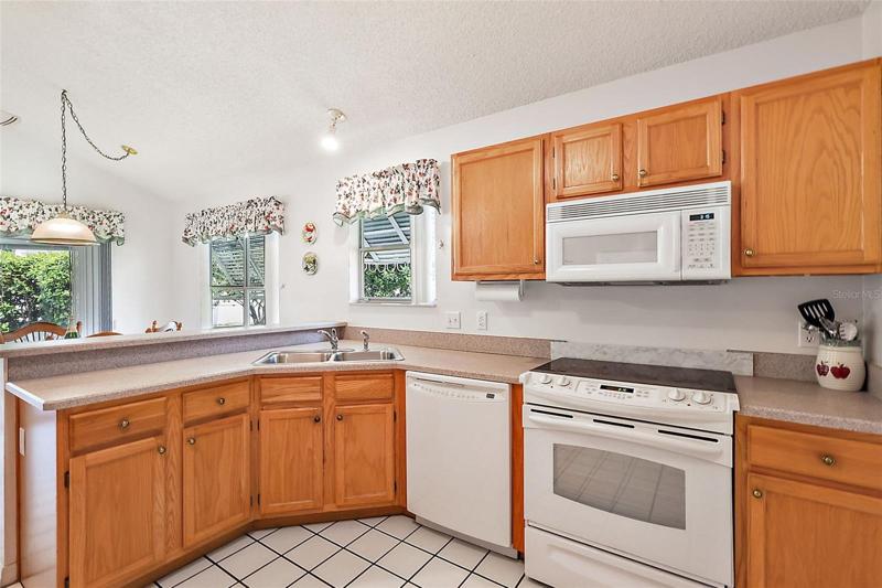 Eat in kitchen w/tile flooring