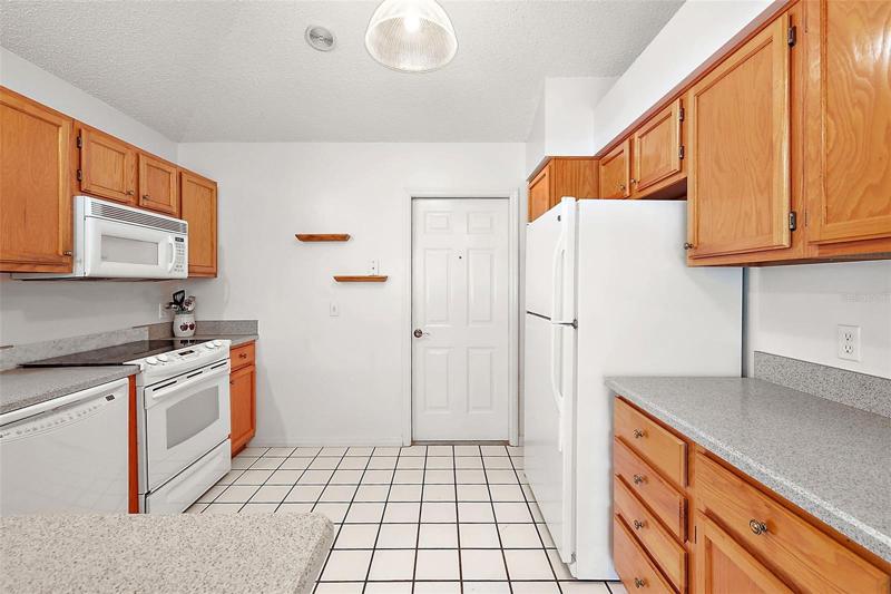 Kitchen w/plenty of cabinet & counter space