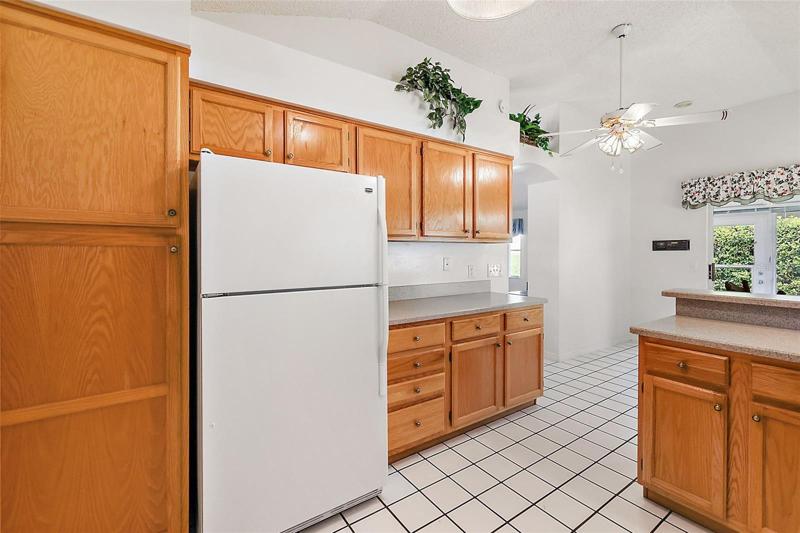 Kitchen w/plenty of storage space