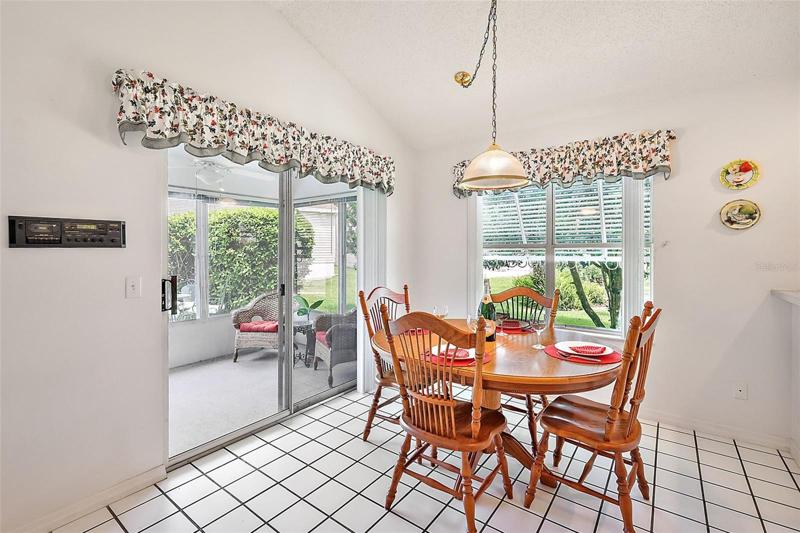 Eat in area of kitchen w/access to lanai