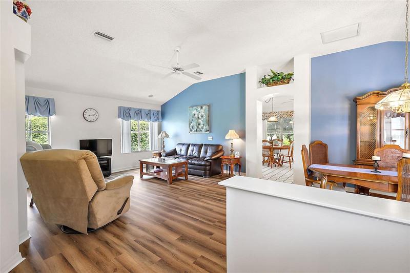 Living & dining area w/vaulted ceiling
