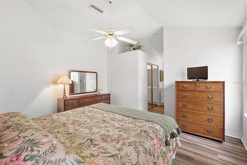 Master bedroom w/walk in closet & en suite