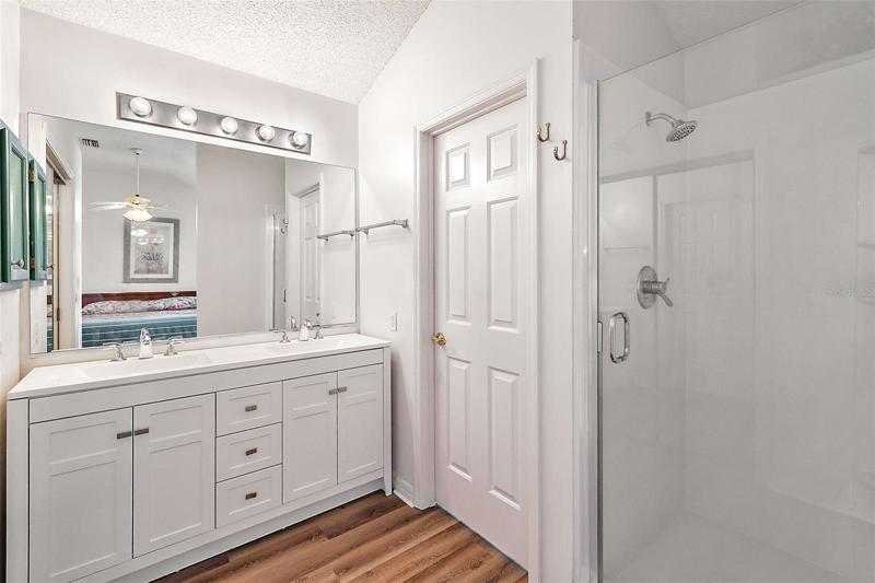 En suite w/double sinks & walk in shower