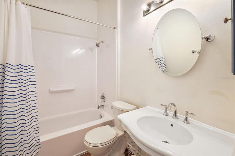 Guest bathroom w/tub & shower combination