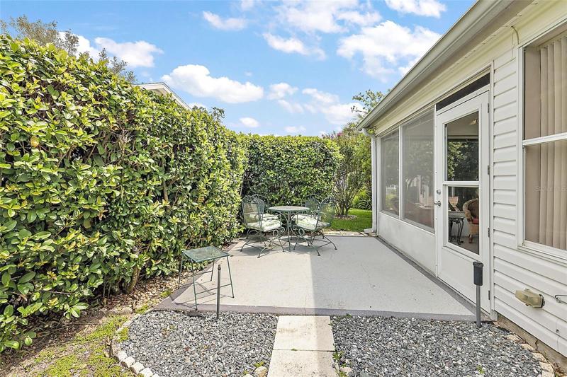 Back patio w/privacy landscape