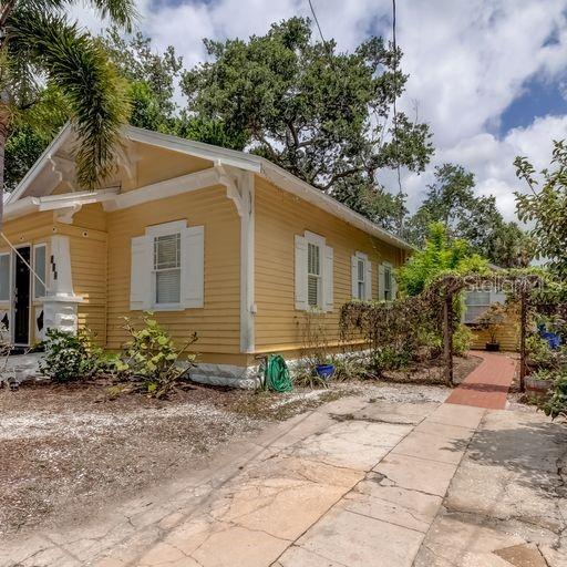 SE corner of front exterior.