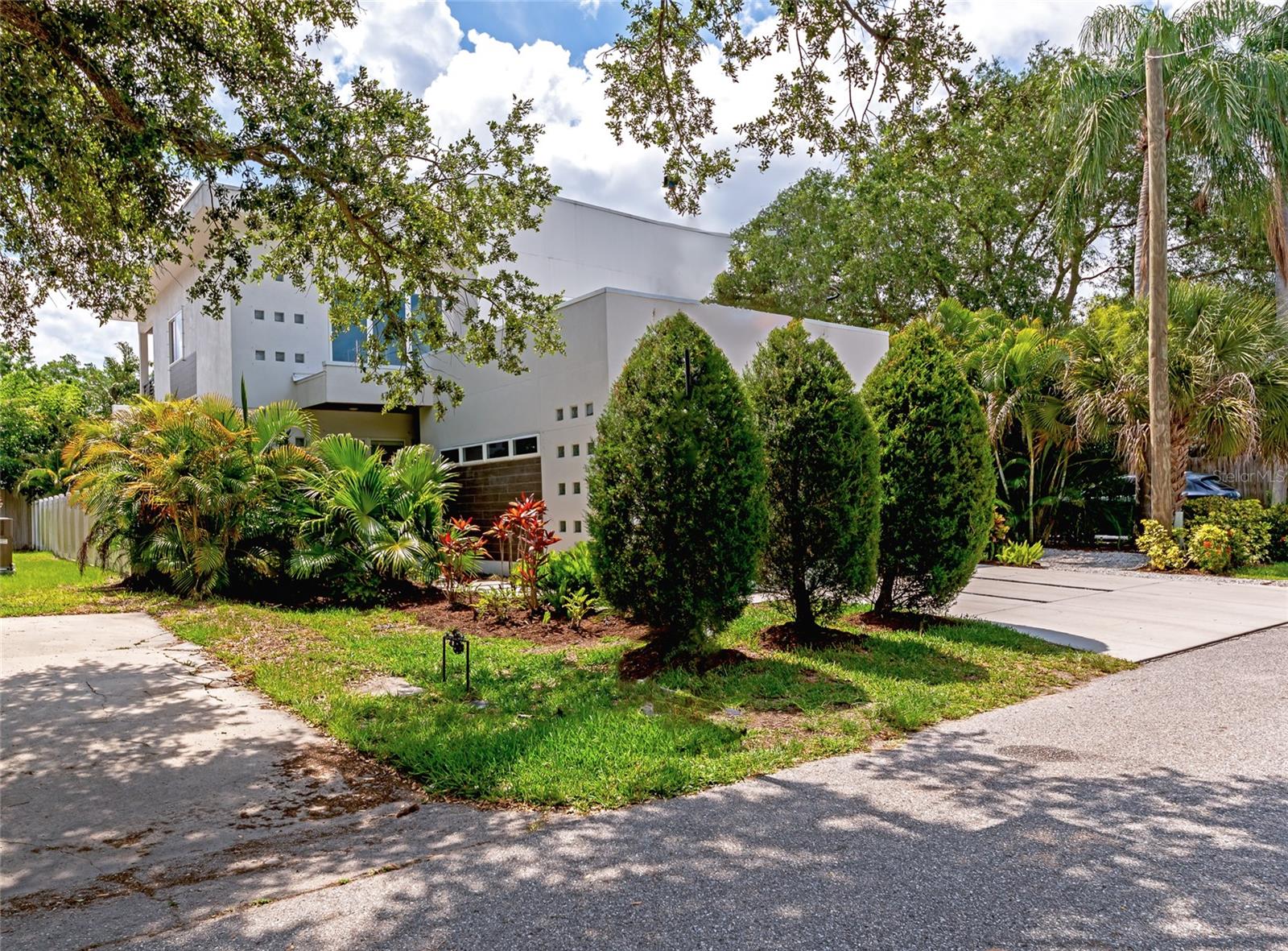 Exterior/side lot