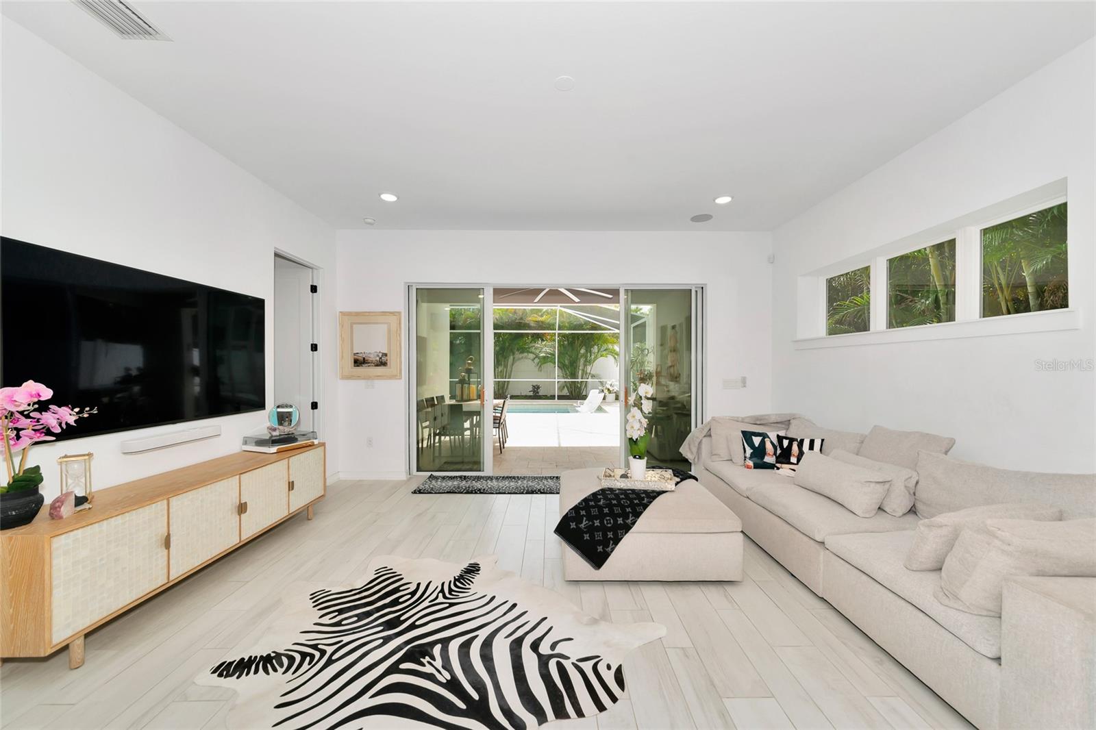 Large family/living room to Lanai