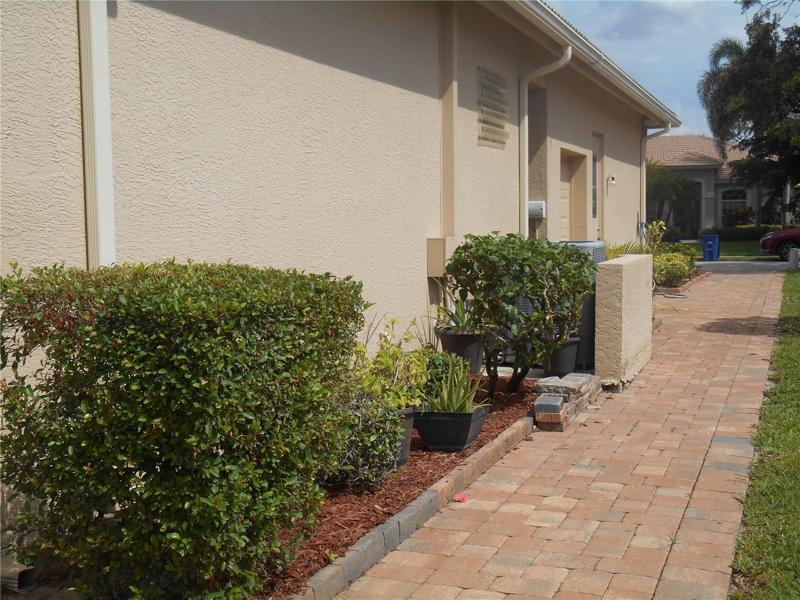 Side drive with golf cart entrance