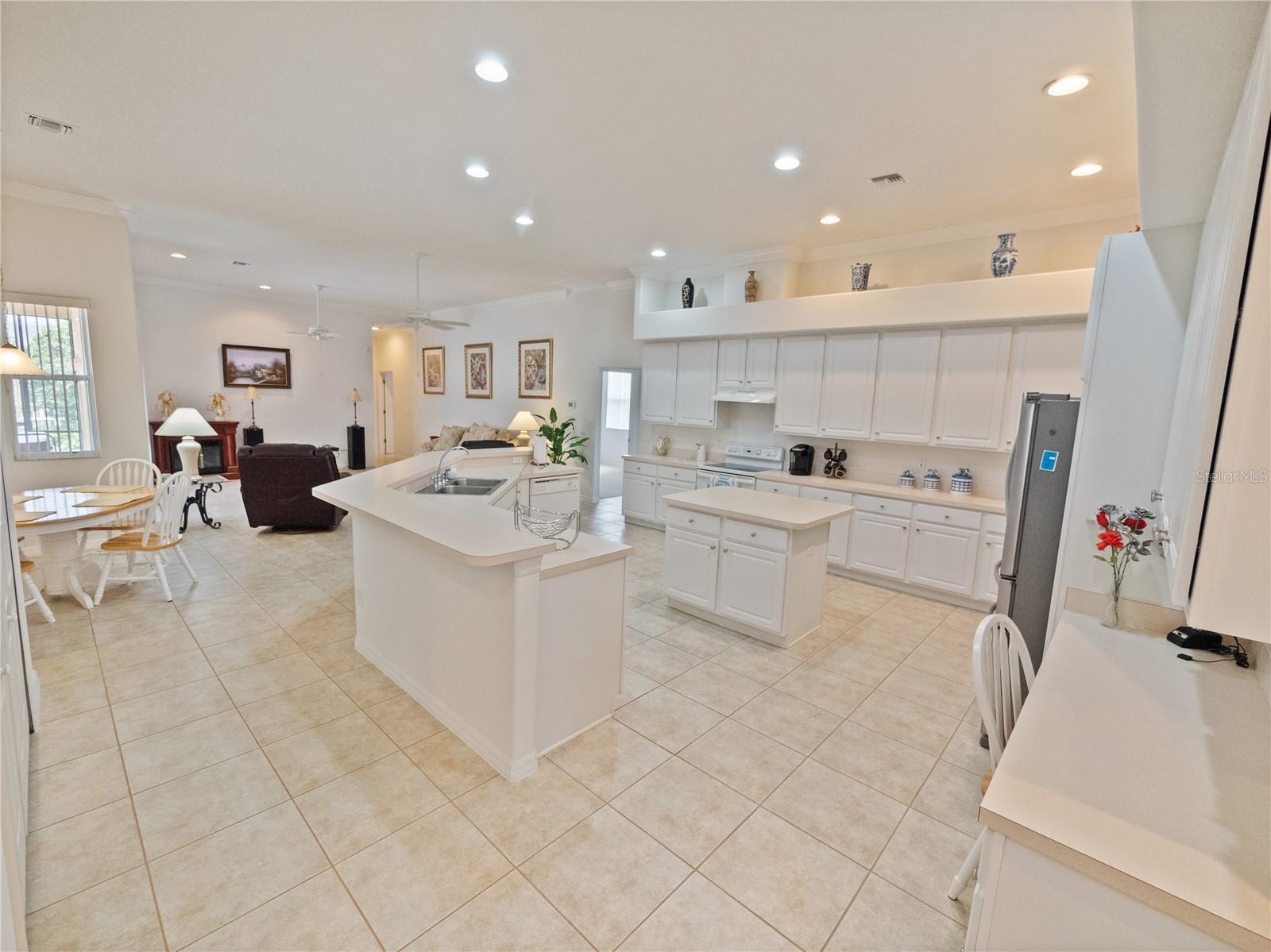 Beautiful clean, crisp kitchen with tons of 42" cabinets. 15 x 17