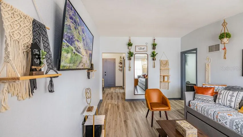 Sala de estar con TV
