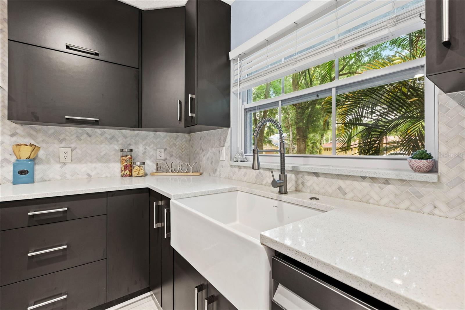 Apron sink