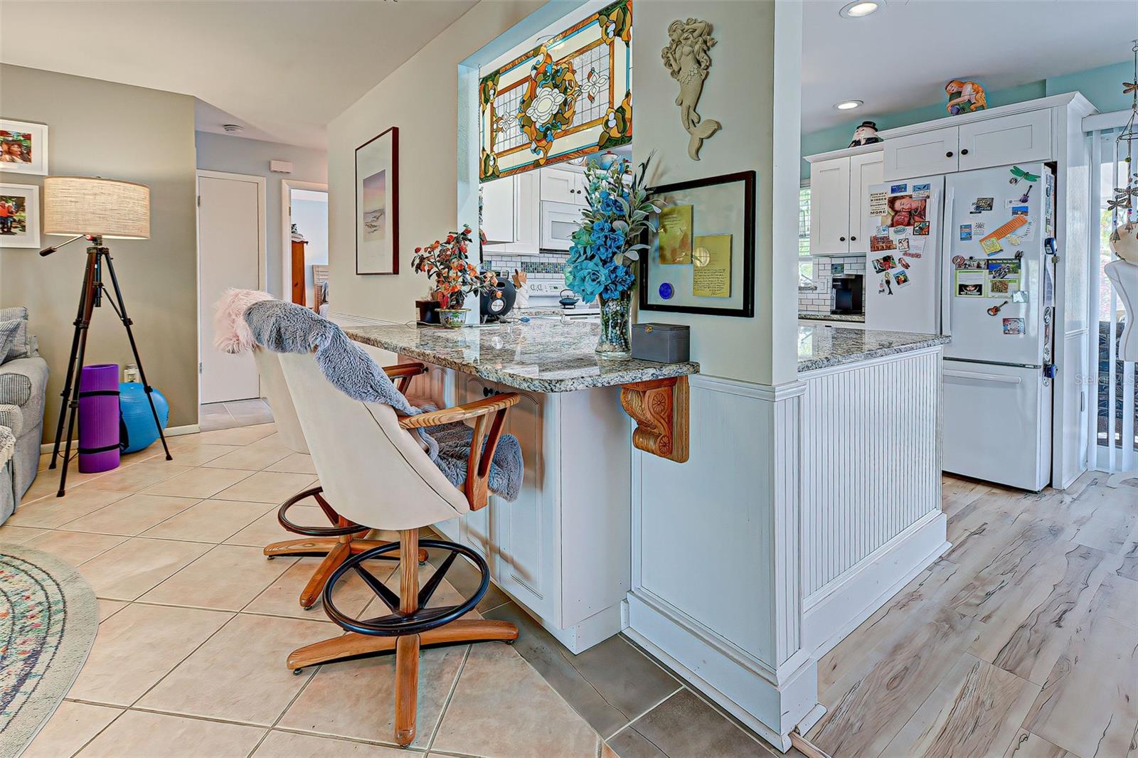 Kitchen breakfast counter