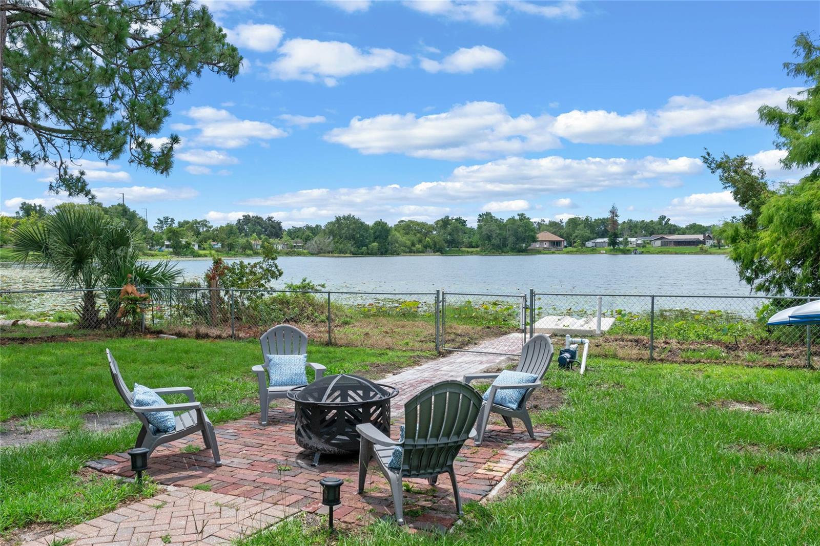 45' of lakefront on Clear Lake!