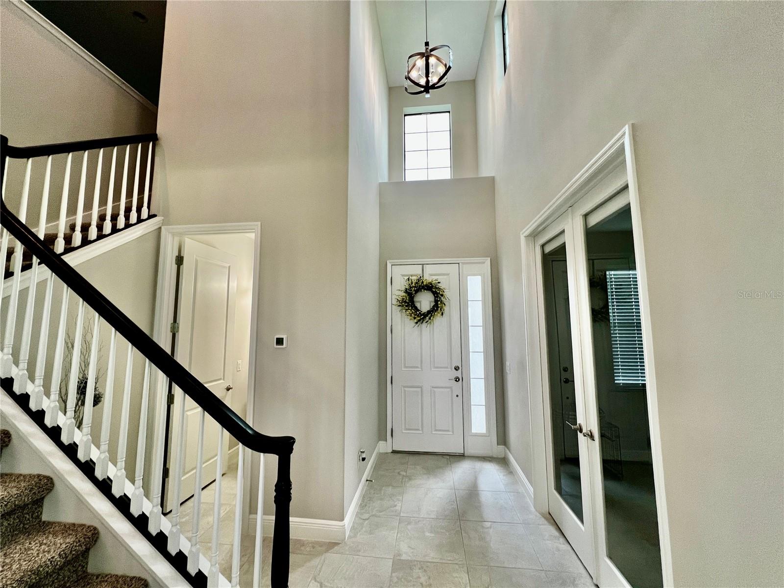 FOYER/HIGH CEILINGS