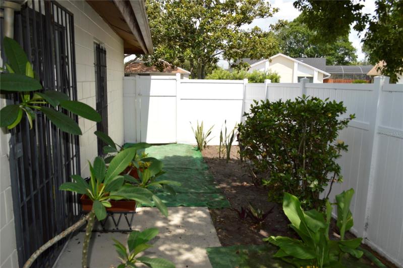 Side patio, vinyl fence.