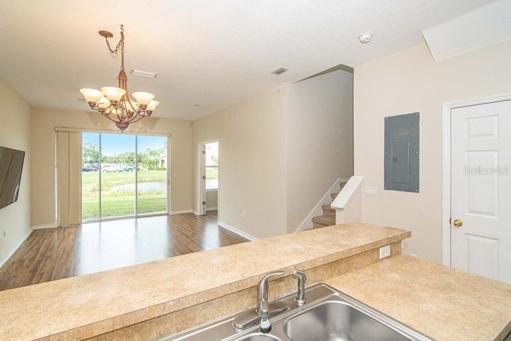 Kitchen and Breakfast Bar