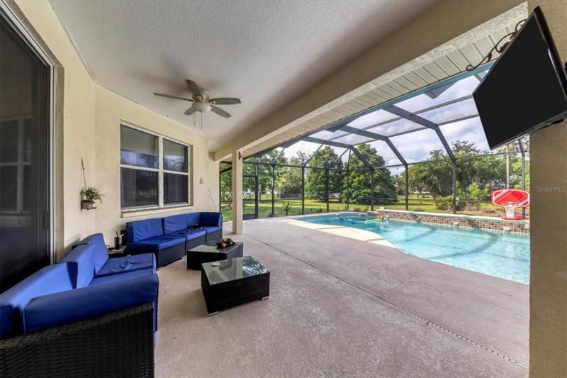 Covered lanai lounge area