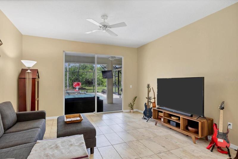 Bonus room with sliding doors to the lanai