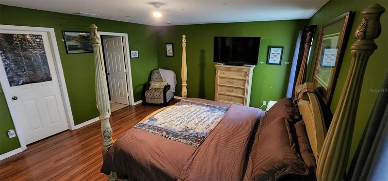 Primary Bedroom w/walk-in closet and full bath