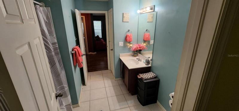 2nd Full bath w/shower/tub combo