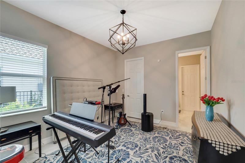 GUEST MASTER BEDROOM