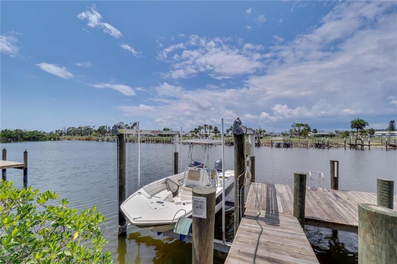 BOAT DOCK N LIFT